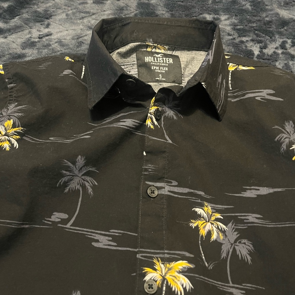 Hollister Men's Black Tropical Shirt - Picture 5 of 6